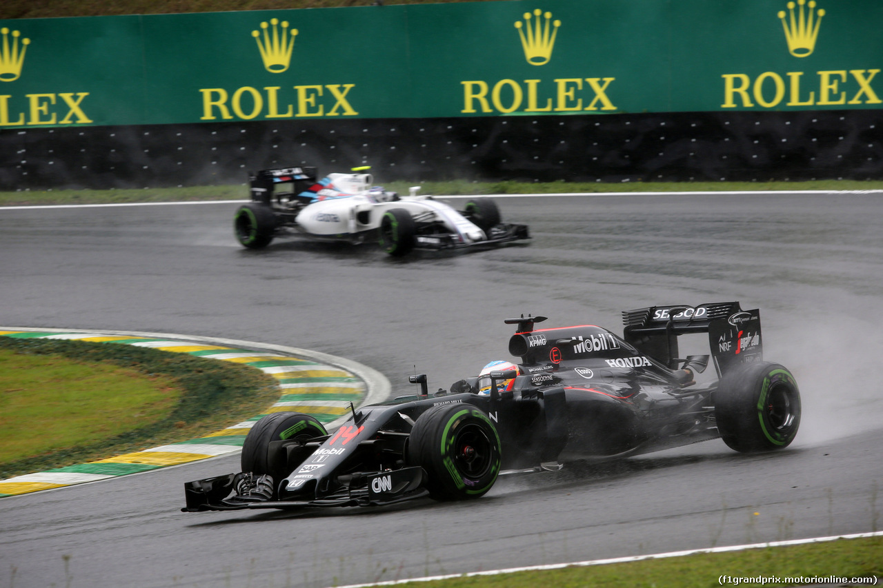 GP BRASILE, 13.11.2016 - Gara, Fernando Alonso (ESP) McLaren Honda MP4-31 davanti a Valtteri Bottas (FIN) Williams FW38