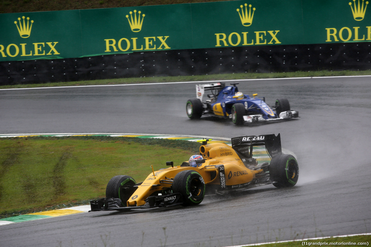GP BRASILE, 13.11.2016 - Gara, Jolyon Palmer (GBR) Renault Sport F1 Team RS16 davanti a Marcus Ericsson (SUE) Sauber C34