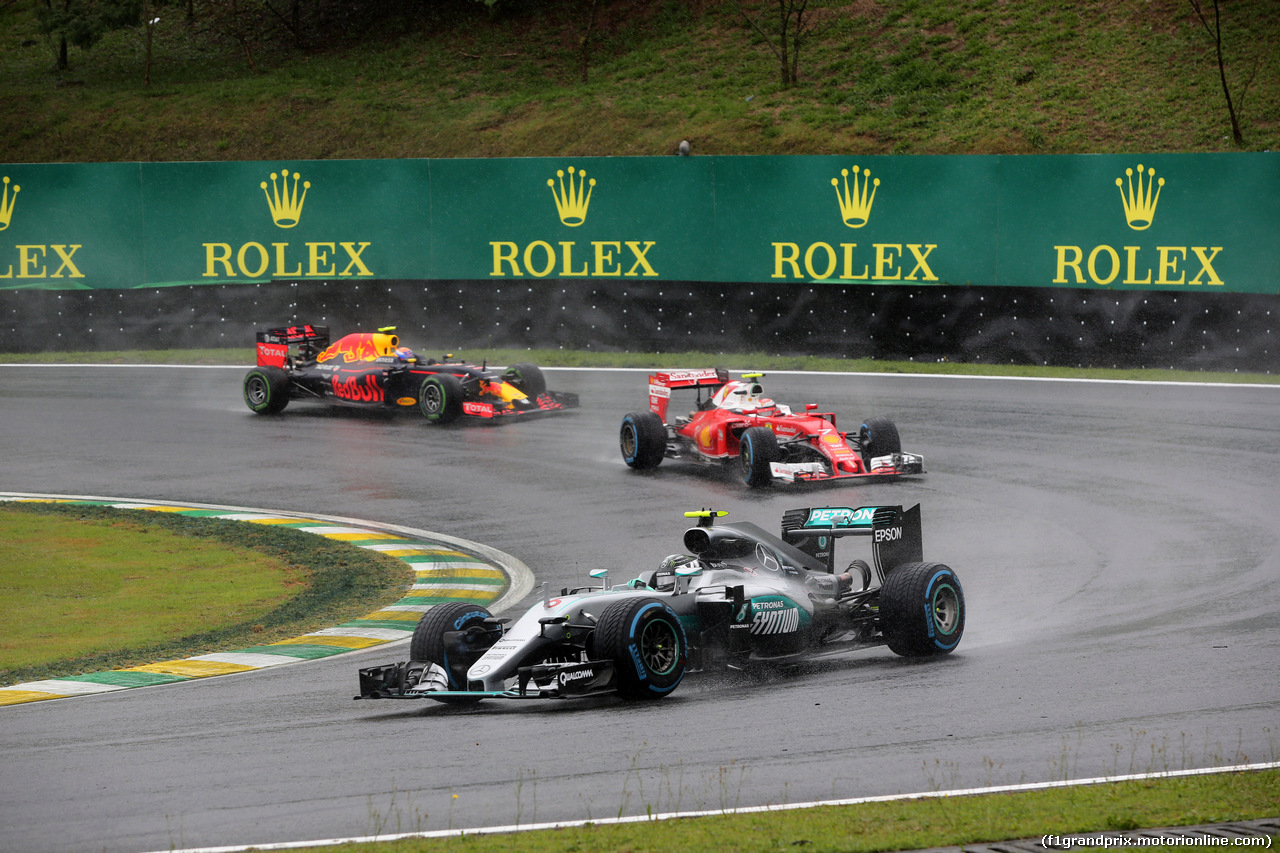 GP BRASILE, 13.11.2016 - Gara, Nico Rosberg (GER) Mercedes AMG F1 W07 Hybrid davanti a Kimi Raikkonen (FIN) Ferrari SF16-H