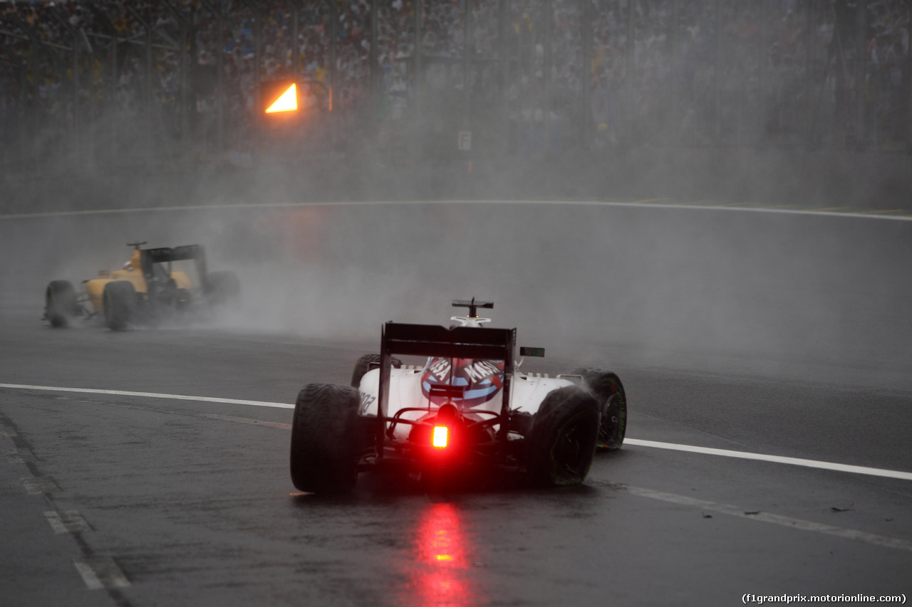 GP BRASILE, 13.11.2016 - Gara, Crash, Felipe Massa (BRA) Williams FW38 retires from the race