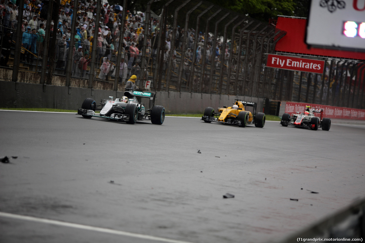 GP BRASILE, 13.11.2016 - Gara, Lewis Hamilton (GBR) Mercedes AMG F1 W07 Hybrid , Kevin Magnussen (DEN) Renault Sport F1 Team RS16 e Esteban Gutierrez (MEX) Haas F1 Team VF-16