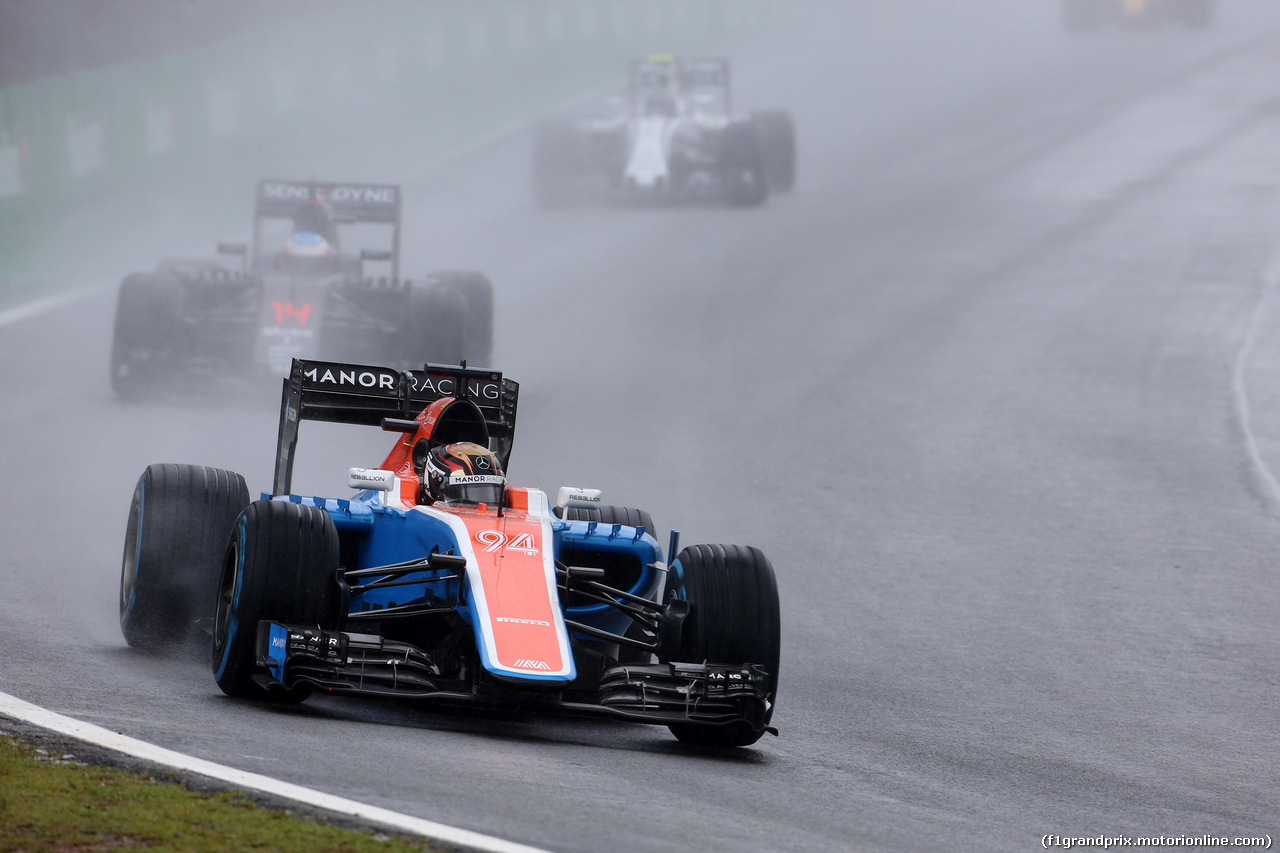 GP BRASILE, 13.11.2016 - Gara, Pascal Wehrlein (GER) Manor Racing MRT05 davanti a Fernando Alonso (ESP) McLaren Honda MP4-31