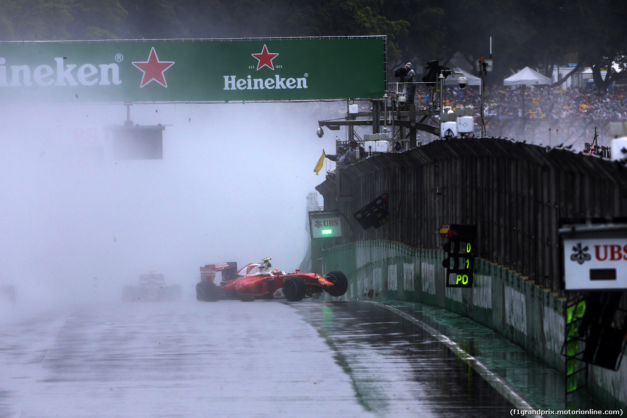 GP BRASILE, 13.11.2016 - Gara, Crash, Kimi Raikkonen (FIN) Ferrari SF16-H