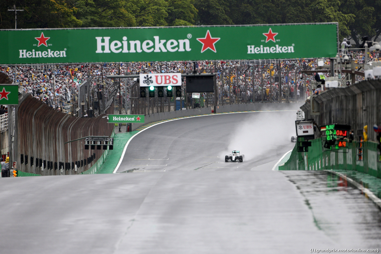 GP BRASILE, 13.11.2016 - Gara, Lewis Hamilton (GBR) Mercedes AMG F1 W07 Hybrid vincitore