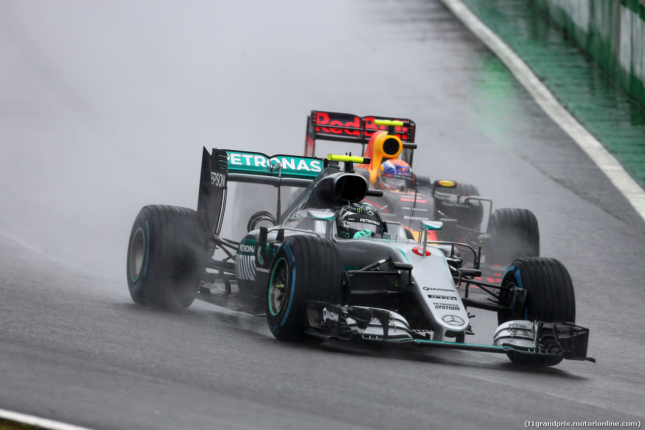 GP BRASILE, 13.11.2016 - Gara, Nico Rosberg (GER) Mercedes AMG F1 W07 Hybrid e Max Verstappen (NED) Red Bull Racing RB12