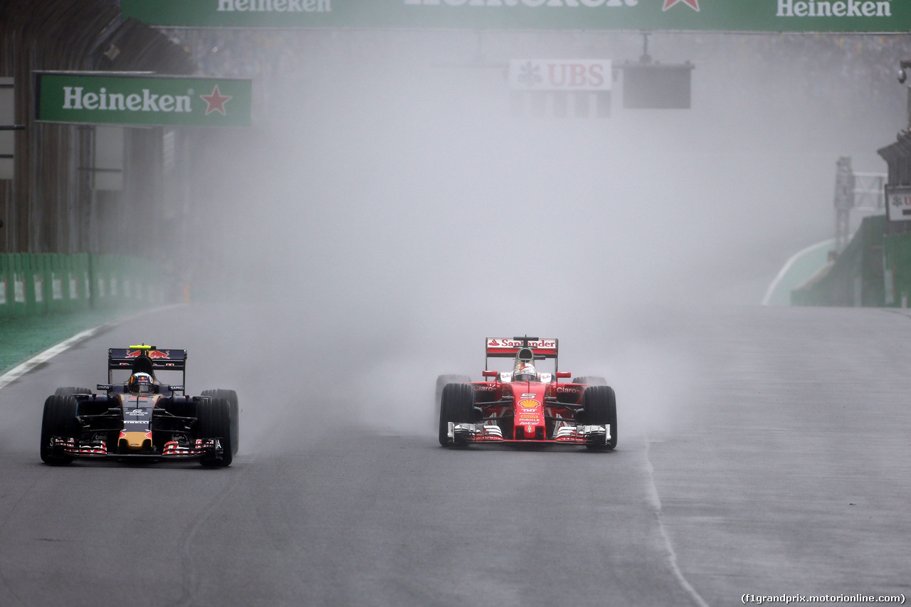 GP BRASILE, 13.11.2016 - Gara, Max Verstappen (NED) Red Bull Racing RB12 e Sebastian Vettel (GER) Ferrari SF16-H