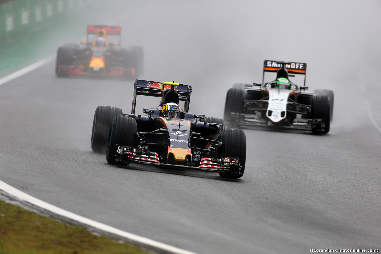 GP BRASILE, 13.11.2016 - Gara, Carlos Sainz Jr (ESP) Scuderia Toro Rosso STR11 e Nico Hulkenberg (GER) Sahara Force India F1 VJM09