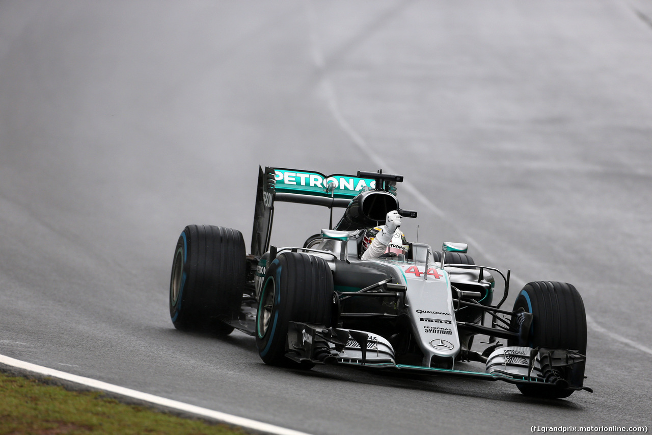 GP BRASILE, 13.11.2016 - Gara, Lewis Hamilton (GBR) Mercedes AMG F1 W07 Hybrid celebrate his victory
