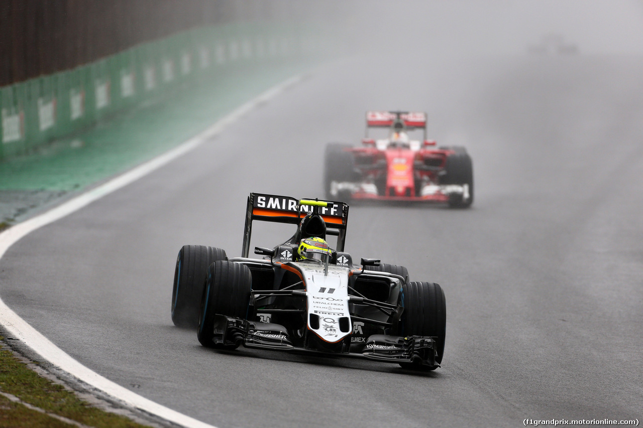 GP BRASILE, 13.11.2016 - Gara, Sergio Perez (MEX) Sahara Force India F1 VJM09 davanti a Sebastian Vettel (GER) Ferrari SF16-H