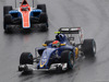 GP BRASILE, 13.11.2016 - Gara, Felipe Nasr (BRA) Sauber C34 e Esteban Ocon (FRA) Manor Racing MRT05