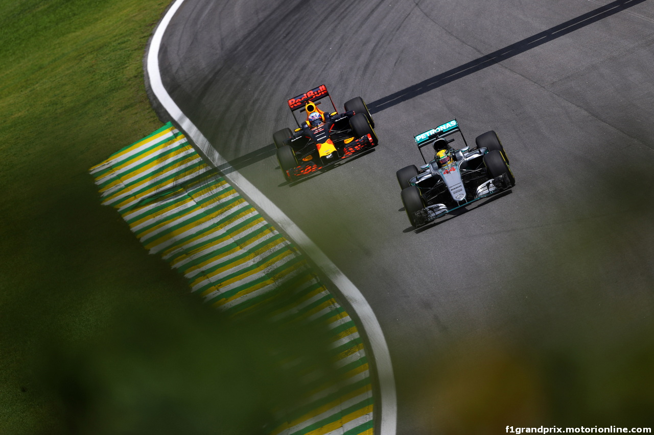 GP BRASILE, 11.11.2016 - Prove Libere 2, Daniel Ricciardo (AUS) Red Bull Racing RB12 nd Lewis Hamilton (GBR) Mercedes AMG F1 W07 Hybrid