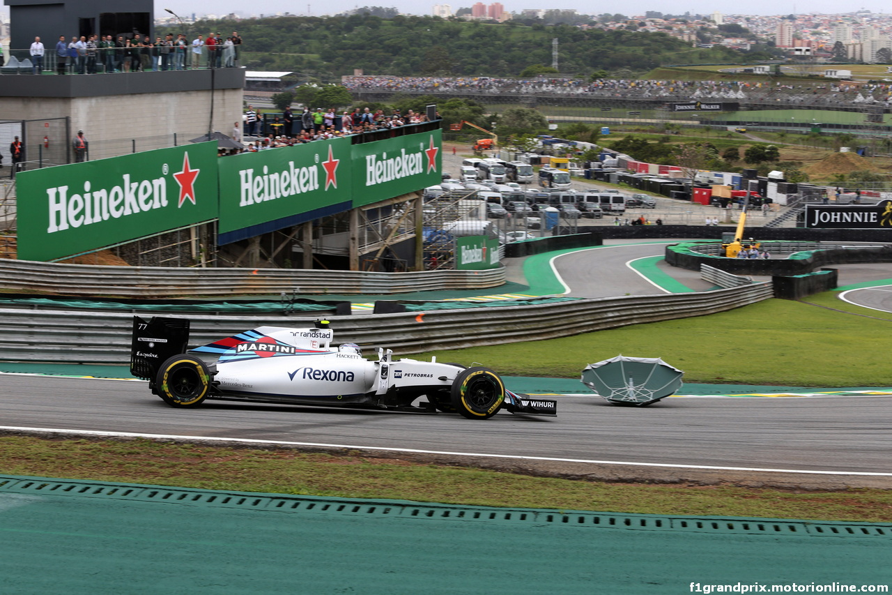 GP BRASILE, 12.11.2016 - Prove Libere 3, Valtteri Bottas (FIN) Williams FW38 e a umbrella on track.