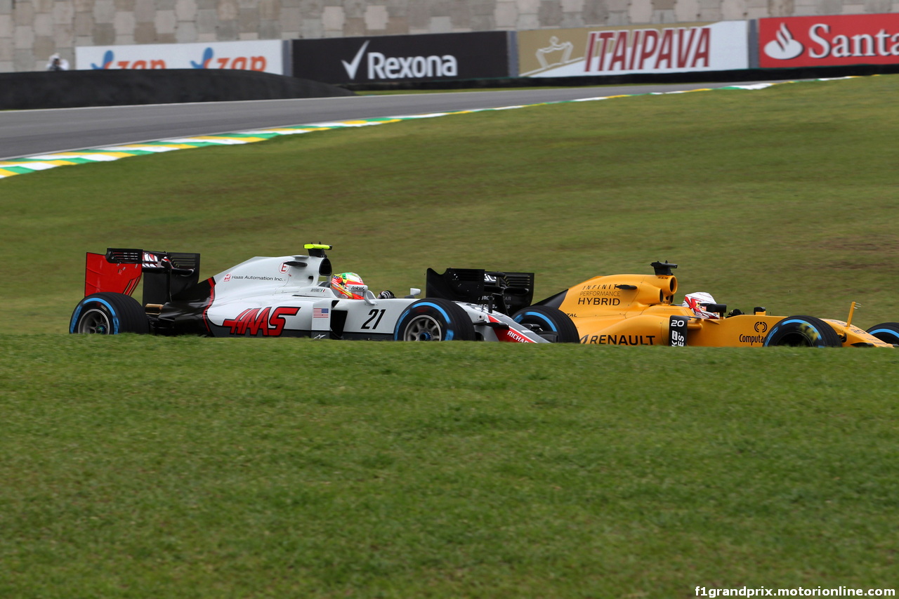 GP BRASILE, 12.11.2016 - Prove Libere 3, Esteban Gutierrez (MEX) Haas F1 Team VF-16 e Kevin Magnussen (DEN) Renault Sport F1 Team RS16