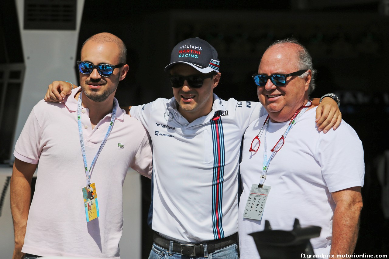 GP BRASILE, 10.11.2016 - Felipe Massa (BRA) Williams FW38 with his brother Dudu Massa e his father Luis Antonio Massa (BRA)