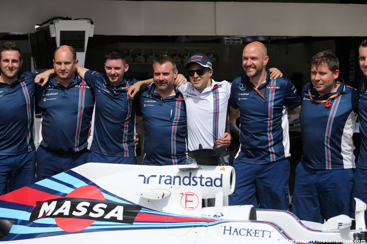 GP BRASILE, 10.11.2016 - Felipe Massa (BRA) Williams FW38 e his team.