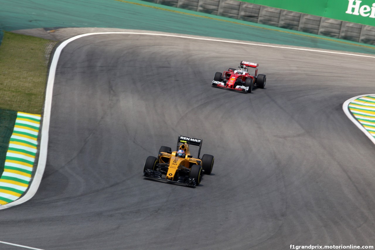 GP BRASILE, 11.11.2016 - Prove Libere 1, Jolyon Palmer (GBR) Renault Sport F1 Team RS16 e Sebastian Vettel (GER) Ferrari SF16-H
