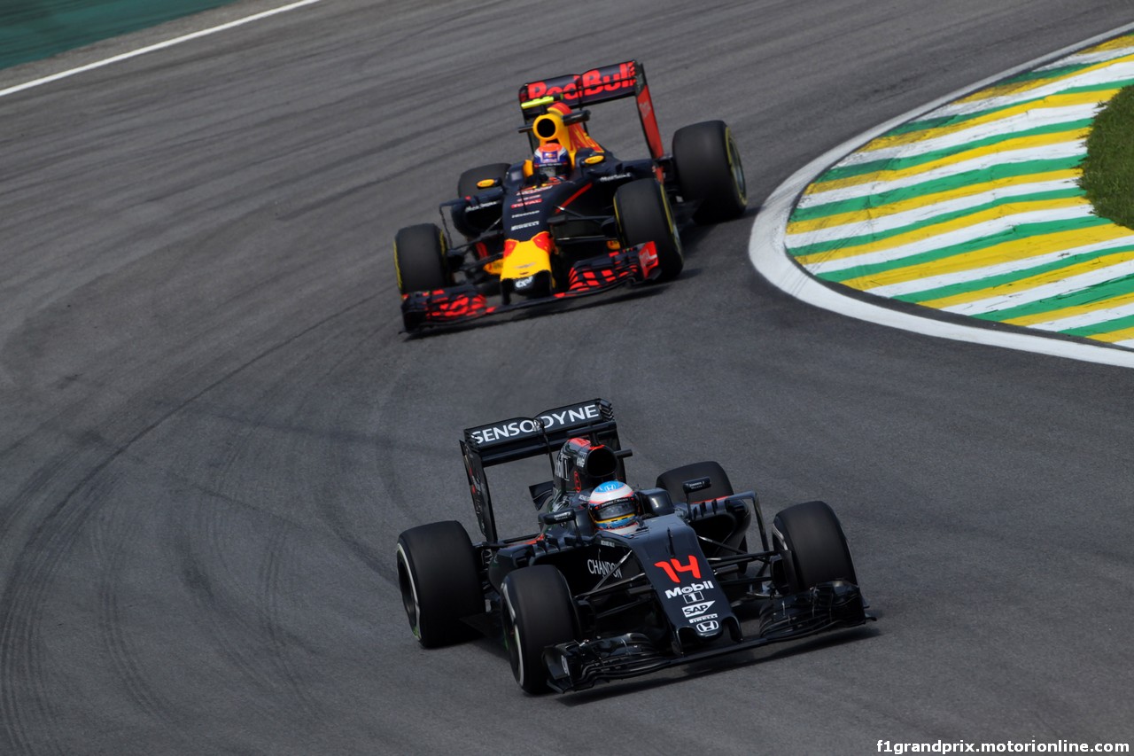 GP BRASILE, 11.11.2016 - Prove Libere 1, Fernando Alonso (ESP) McLaren Honda MP4-31 e Max Verstappen (NED) Red Bull Racing RB12