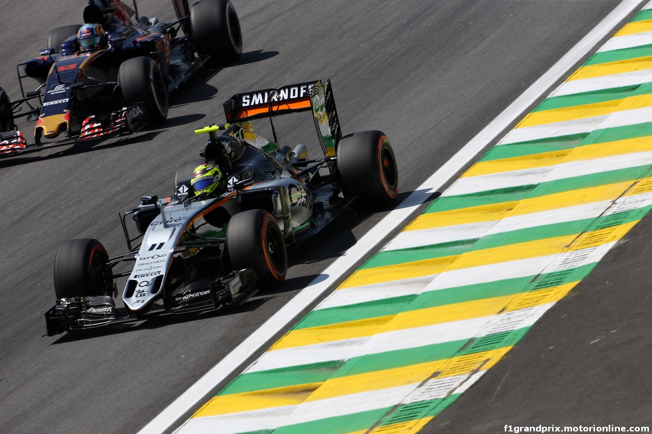 GP BRASILE, 11.11.2016 - Prove Libere 1, Carlos Sainz Jr (ESP) Scuderia Toro Rosso STR11 e Sergio Perez (MEX) Sahara Force India F1 VJM09