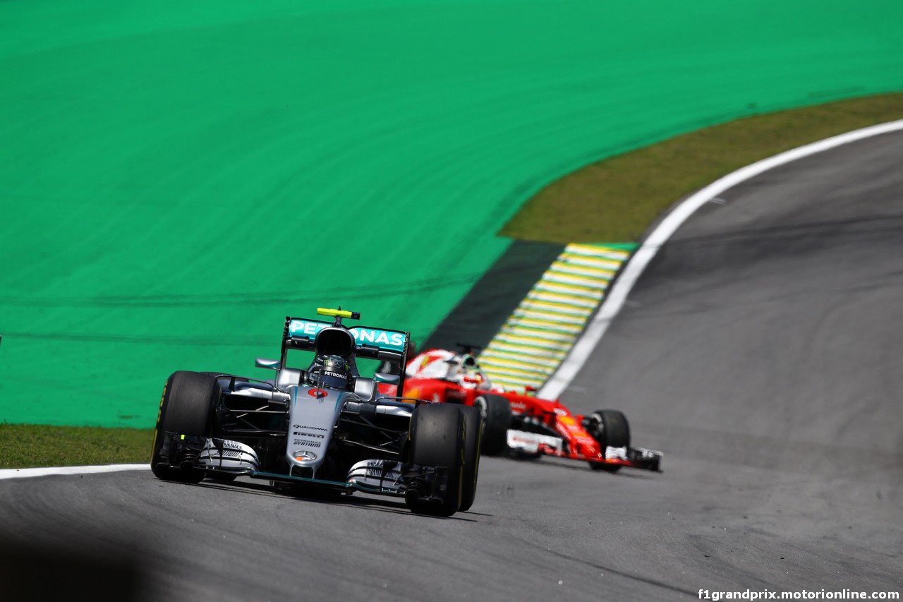 GP BRASILE, 11.11.2016 - Prove Libere 1, Nico Rosberg (GER) Mercedes AMG F1 W07 Hybrid e Sebastian Vettel (GER) Ferrari SF16-H spins.