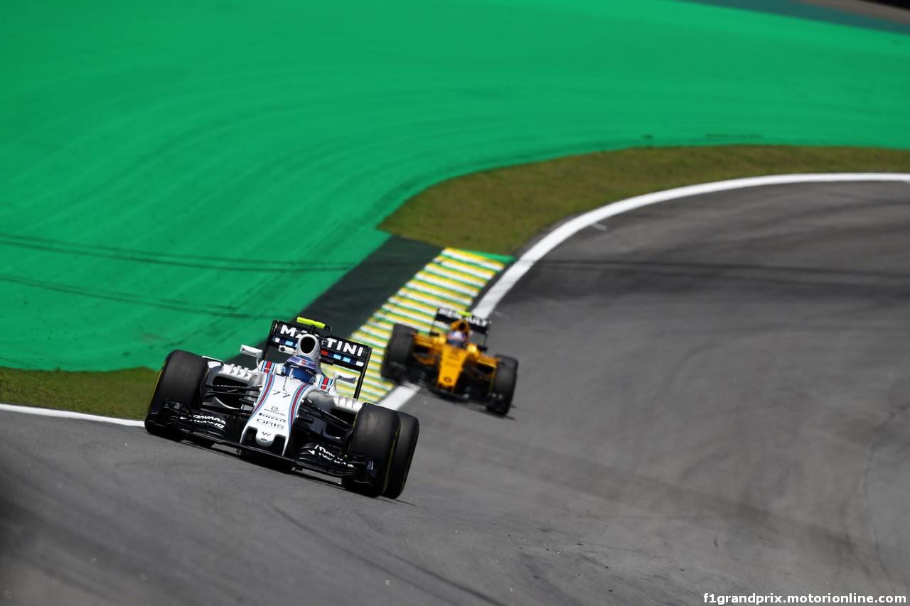 GP BRASILE, 11.11.2016 - Prove Libere 1, Valtteri Bottas (FIN) Williams FW38 e Jolyon Palmer (GBR) Renault Sport F1 Team RS16