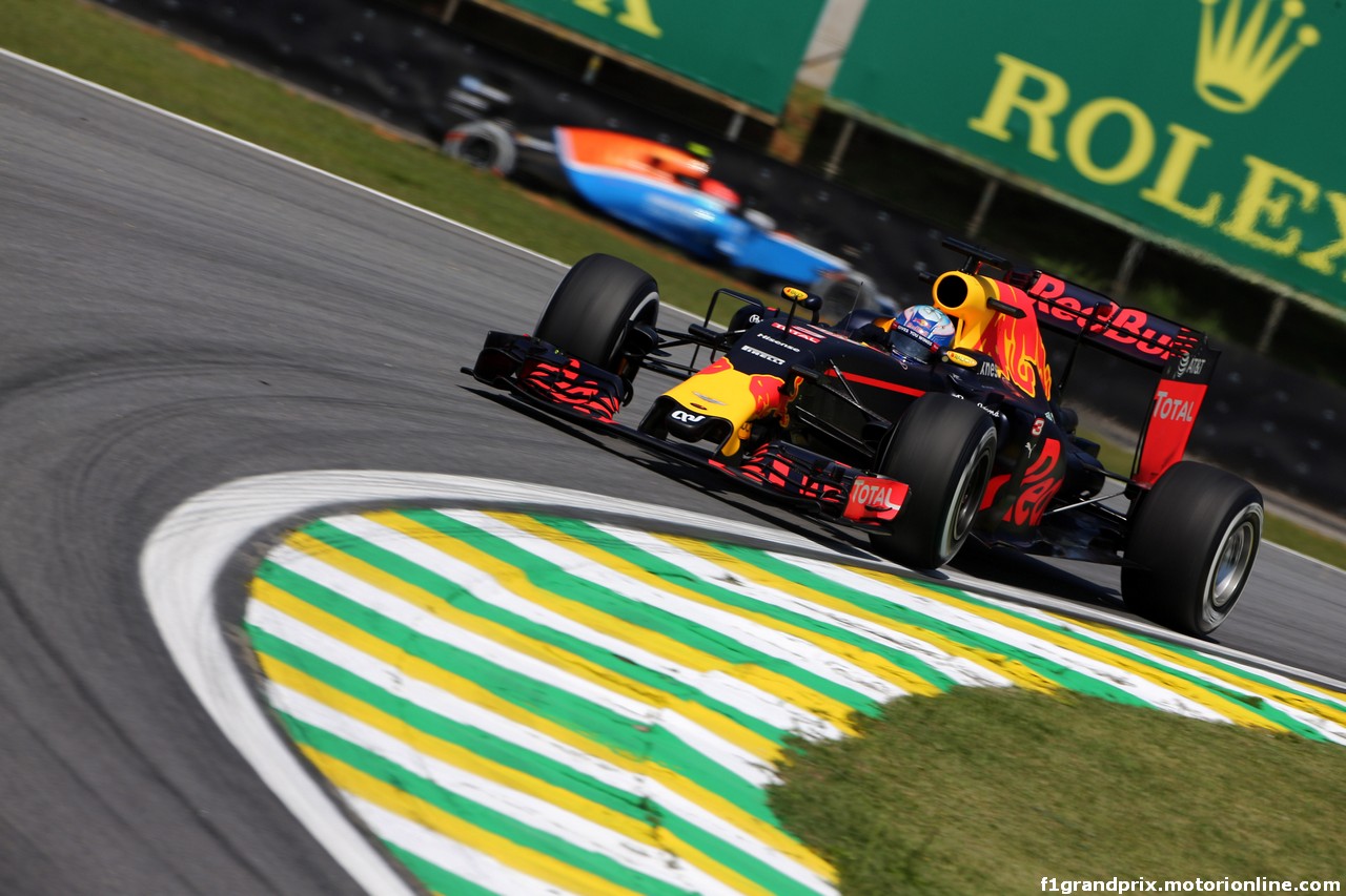 GP BRASILE, 11.11.2016 - Prove Libere 1, Daniel Ricciardo (AUS) Red Bull Racing RB12 e Esteban Ocon (FRA) Manor Racing MRT05