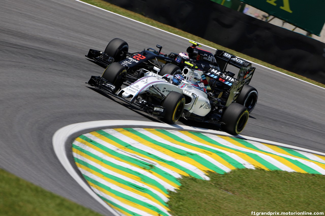 GP BRASILE, 11.11.2016 - Prove Libere 1, Valtteri Bottas (FIN) Williams FW38 e Jenson Button (GBR)  McLaren Honda MP4-31