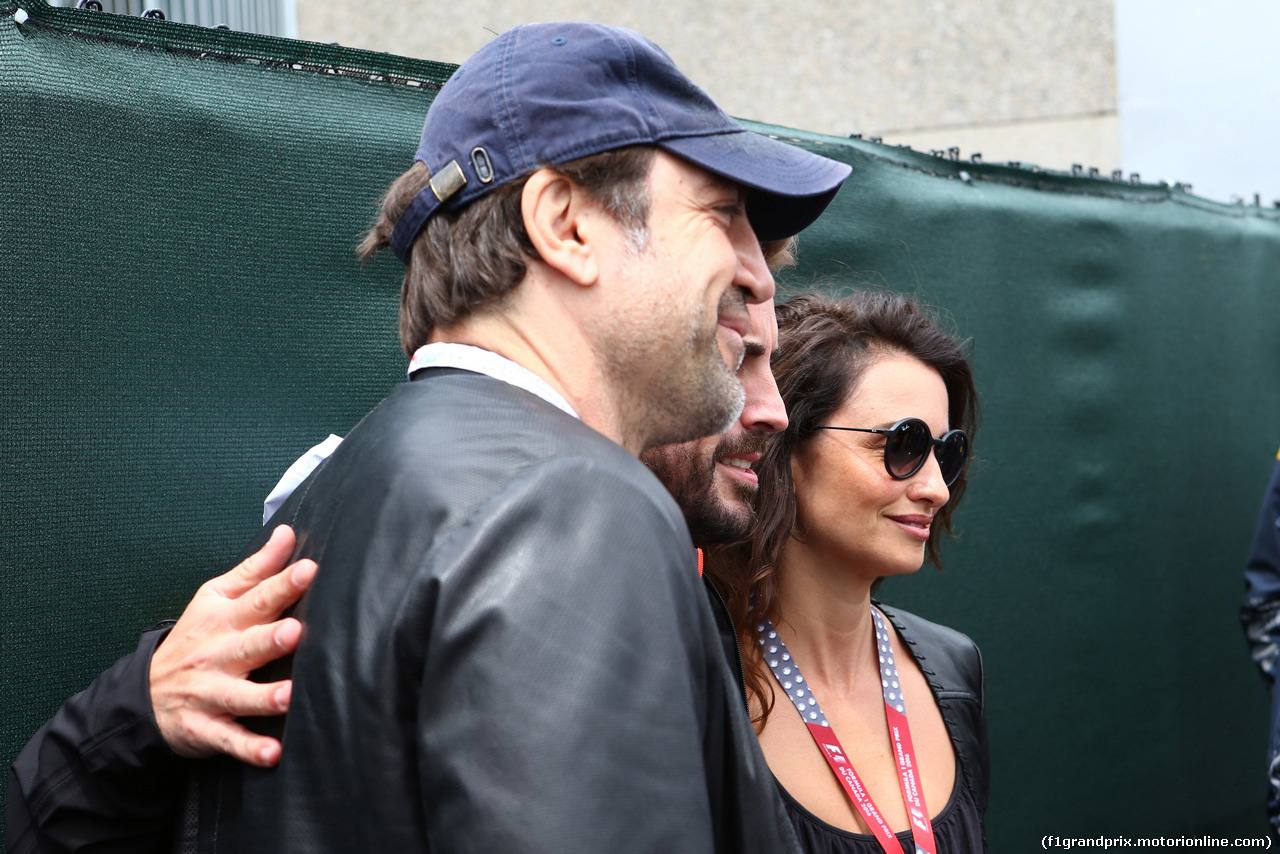 GP CANADA, 12.06.2016 - (L-R) Javier Bardem (ESP), Actor, Fernando Alonso (ESP) McLaren Honda MP4-31 e Penélope Cruz (ESP), actress