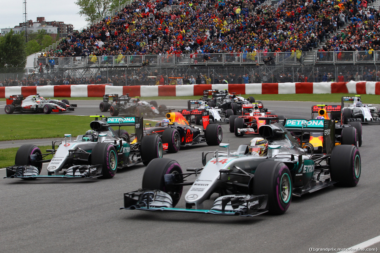GP CANADA, 12.06.2016 - Gara, Start of the race, Lewis Hamilton (GBR) Mercedes AMG F1 W07 Hybrid e Nico Rosberg (GER) Mercedes AMG F1 W07 Hybrid