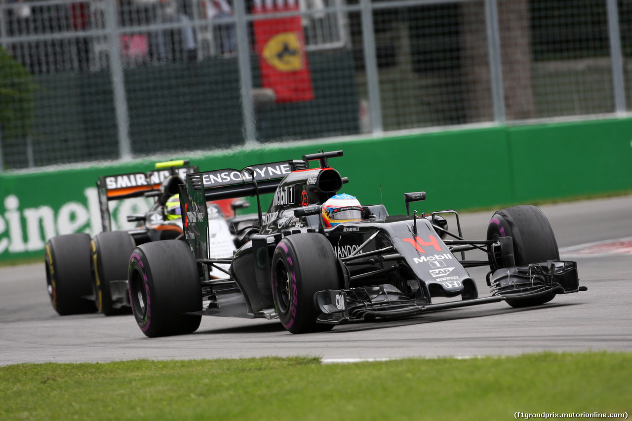 GP CANADA, 12.06.2016 - Gara, Fernando Alonso (ESP) McLaren Honda MP4-31 e Sergio Perez (MEX) Sahara Force India F1 VJM09