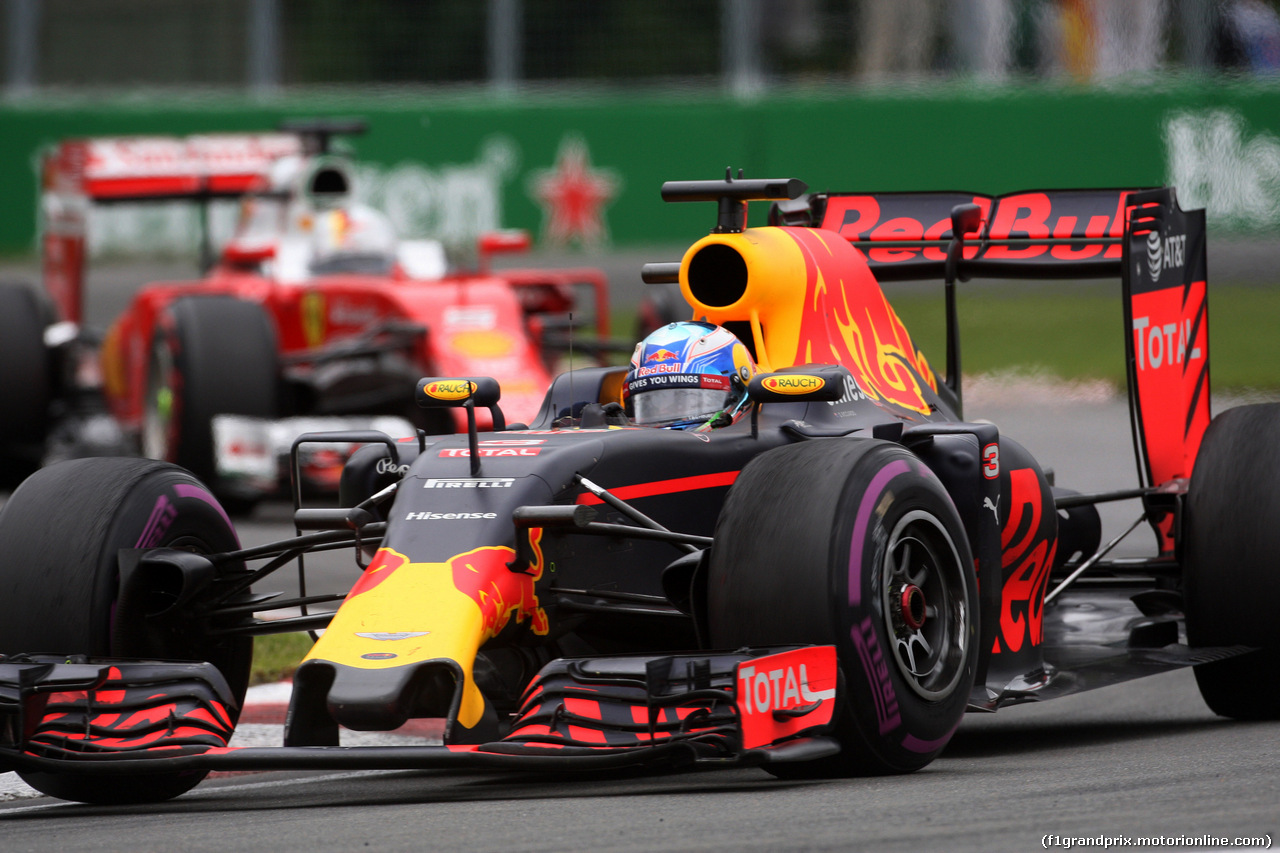 GP CANADA, 12.06.2016 - Gara, Daniel Ricciardo (AUS) Red Bull Racing RB12 e Sebastian Vettel (GER) Ferrari SF16-H