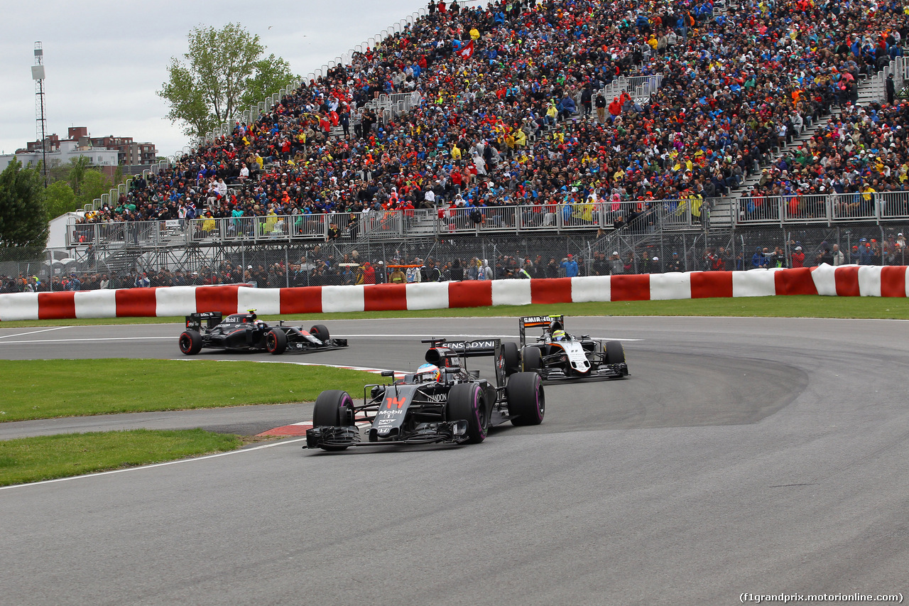 GP CANADA, 12.06.2016 - Gara, Fernando Alonso (ESP) McLaren Honda MP4-31 e Sergio Perez (MEX) Sahara Force India F1 VJM09