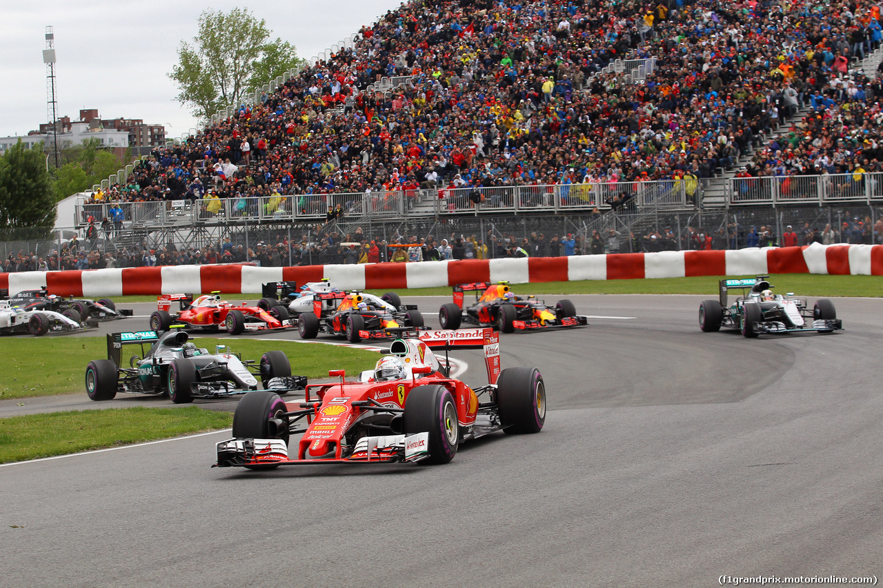 GP CANADA, 12.06.2016 - Gara, Start of the race, Sebastian Vettel (GER) Ferrari SF16-H e Nico Rosberg (GER) Mercedes AMG F1 W07 Hybrid