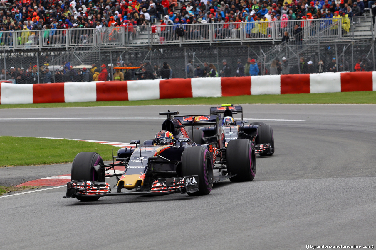 GP CANADA, 12.06.2016 - Gara, Daniil Kvyat (RUS) Scuderia Toro Rosso STR11 e Carlos Sainz Jr (ESP) Scuderia Toro Rosso STR11