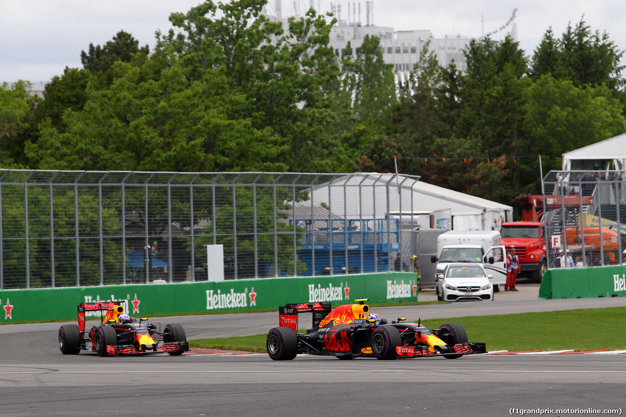 GP CANADA, 12.06.2016 - Gara, Daniel Ricciardo (AUS) Red Bull Racing RB12 e Max Verstappen (NED) Red Bull Racing RB12