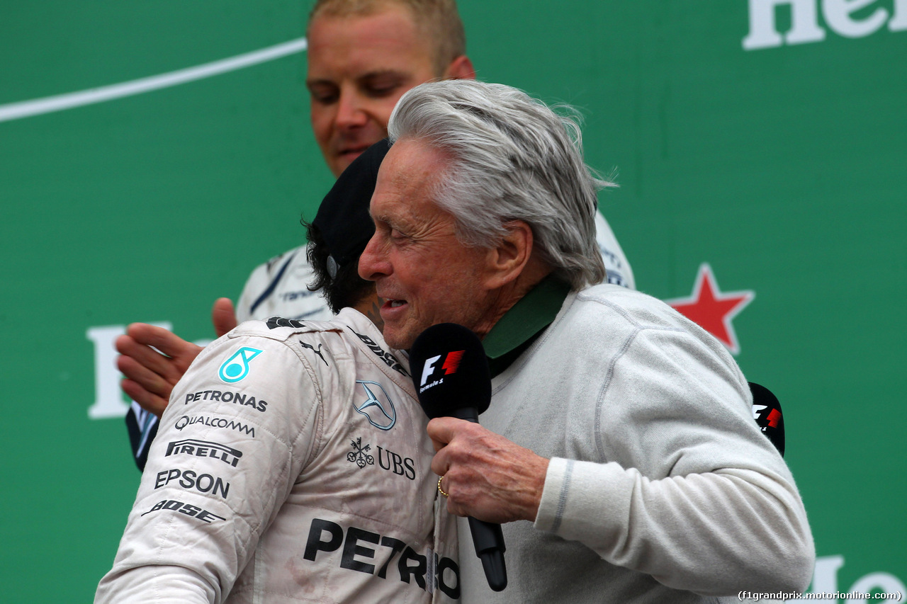 GP CANADA, 12.06.2016 - Gara, Lewis Hamilton (GBR) Mercedes AMG F1 W07 Hybrid vincitore e Michael Douglas (USA), Actor