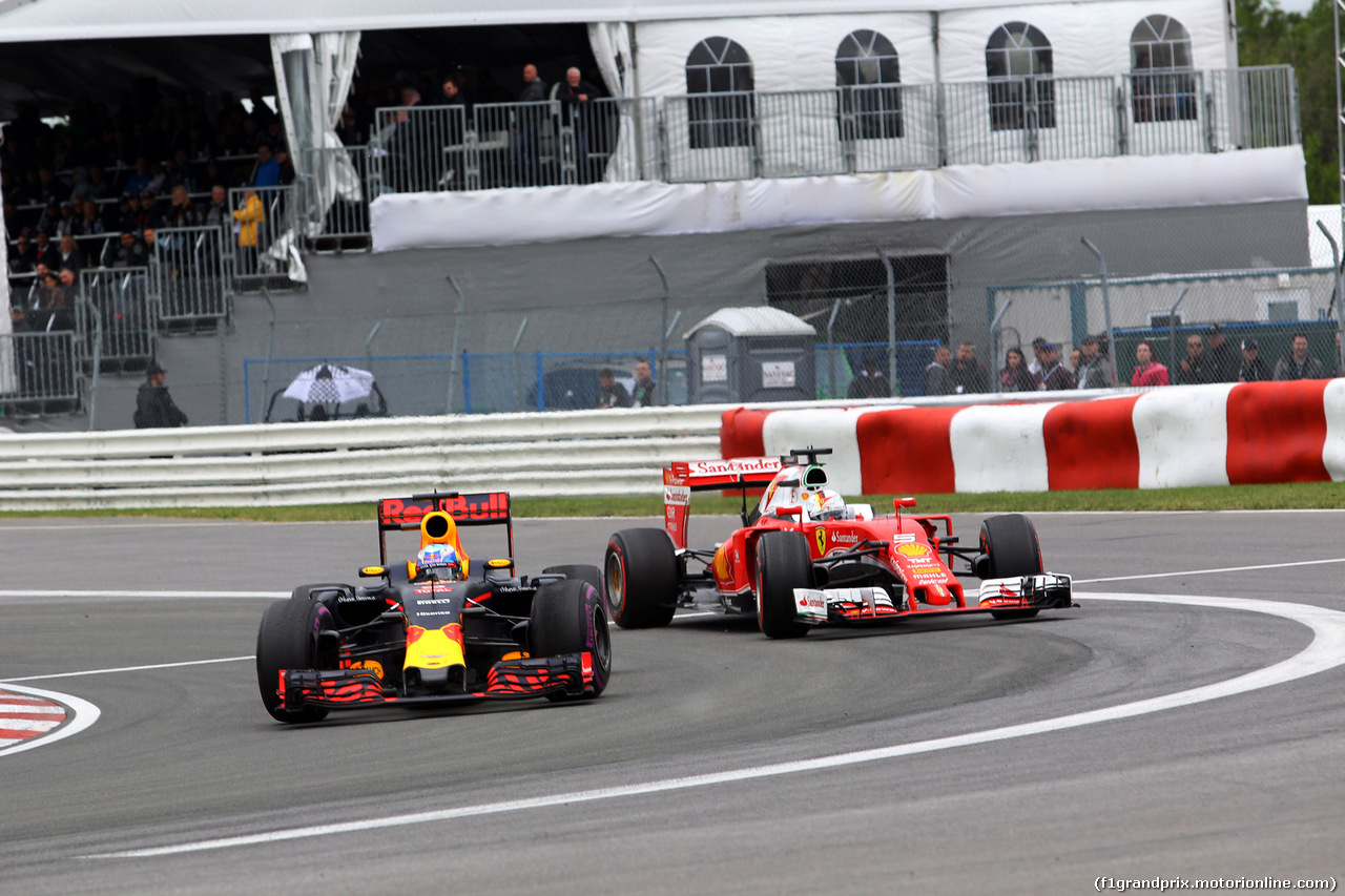 GP CANADA, 12.06.2016 - Gara, Daniel Ricciardo (AUS) Red Bull Racing RB12 e Sebastian Vettel (GER) Ferrari SF16-H