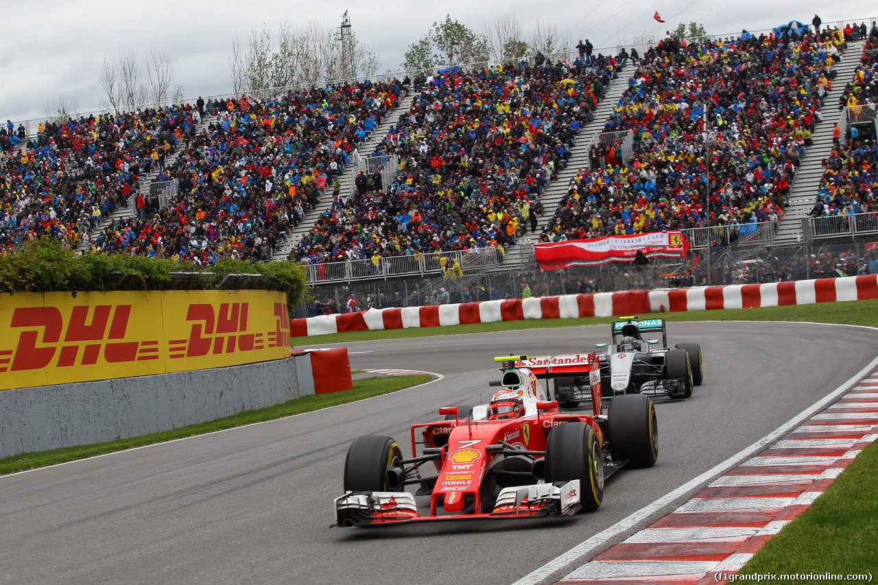 GP CANADA, 12.06.2016 - Gara, Kimi Raikkonen (FIN) Ferrari SF16-H davanti a Nico Rosberg (GER) Mercedes AMG F1 W07 Hybrid