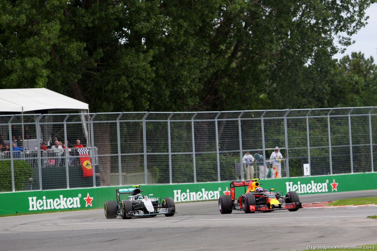 GP CANADA, 12.06.2016 - Gara, Nico Rosberg (GER) Mercedes AMG F1 W07 Hybrid e Max Verstappen (NED) Red Bull Racing RB12