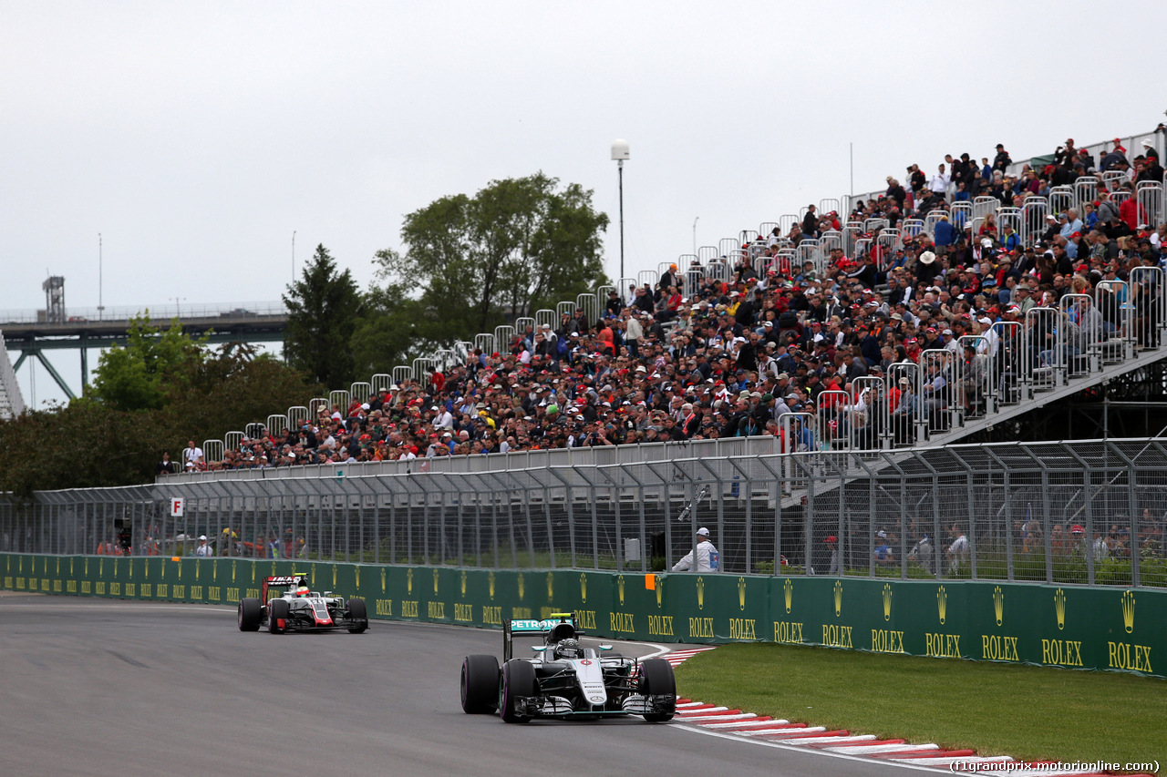GP CANADA, 11.06.2016 - Prove Libere 3, Nico Rosberg (GER) Mercedes AMG F1 W07 Hybrid e Esteban Gutierrez (MEX) Haas F1 Team VF-16