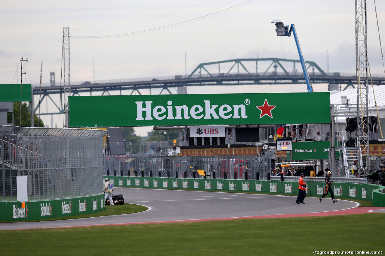 GP CANADA, 11.06.2016 - Qualifiche, Crash, Carlos Sainz Jr (ESP) Scuderia Toro Rosso STR11