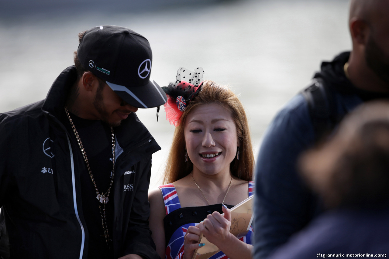 GP CANADA, 10.06.2016 - Lewis Hamilton (GBR) Mercedes AMG F1 W07 Hybrid e a fan