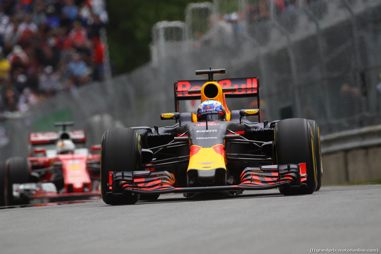 GP CANADA, 10.06.2016 - Prove Libere 1, Daniel Ricciardo (AUS) Red Bull Racing RB12 davanti a Sebastian Vettel (GER) Ferrari SF16-H
