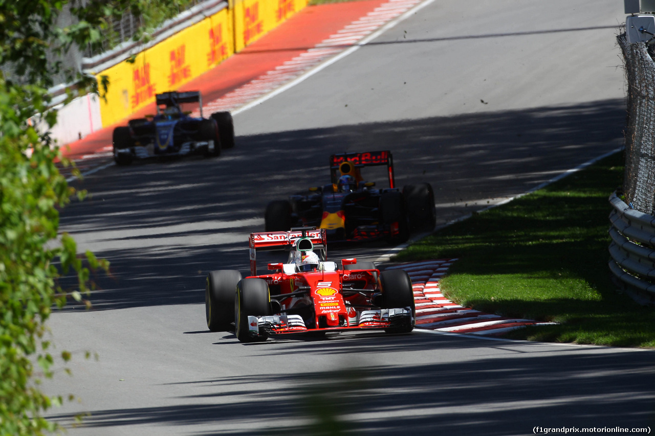 GP CANADA, 10.06.2016 - Prove Libere 2, Sebastian Vettel (GER) Ferrari SF16-H e Daniel Ricciardo (AUS) Red Bull Racing RB12