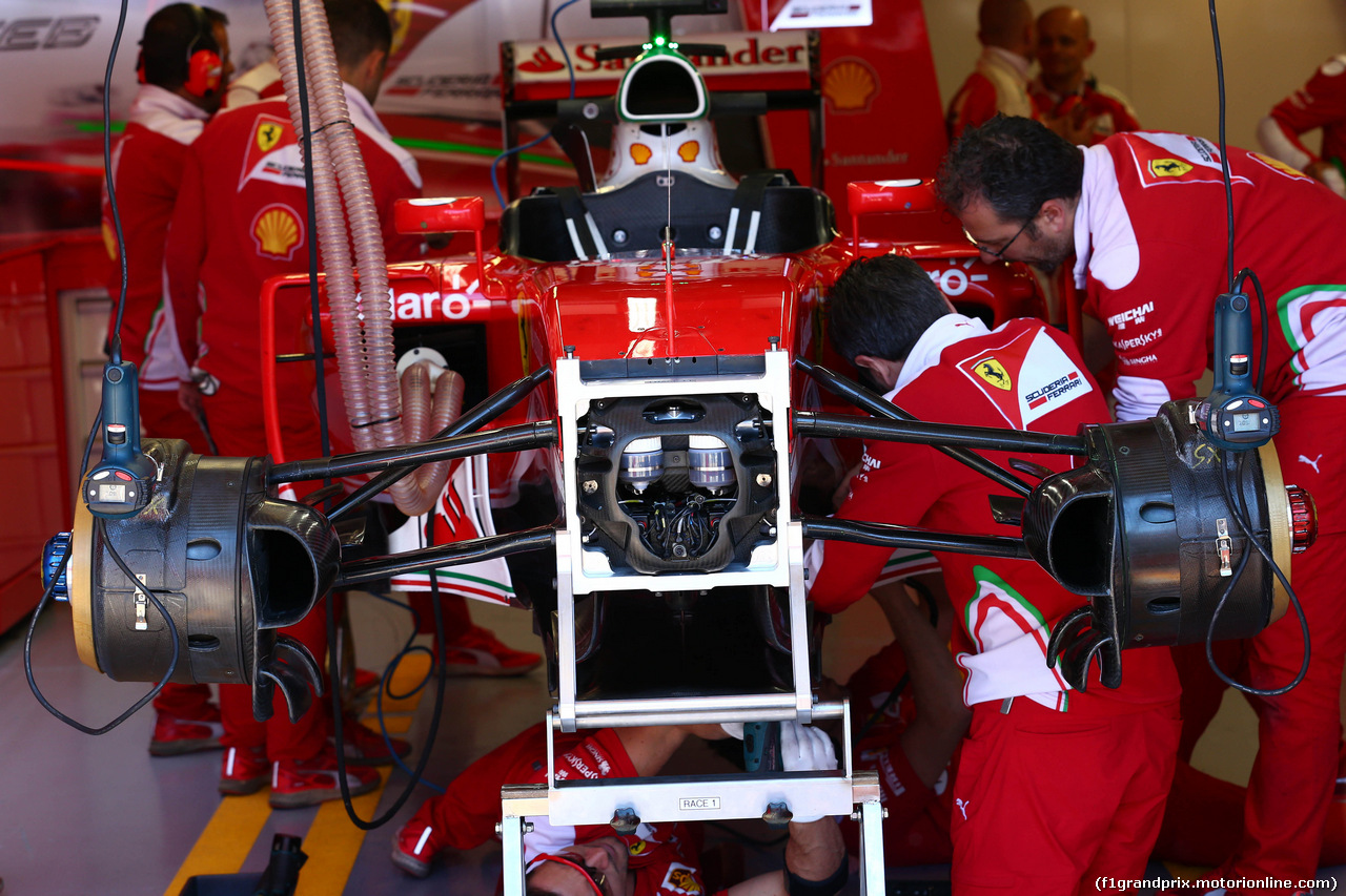 GP CANADA, 10.06.2016 - Prove Libere 2, Mechanics Ferrari work on the car