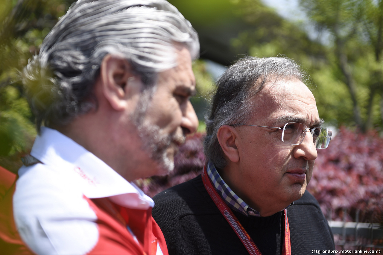 GP CINA, 17.04.2016 - Sergio Marchionne (ITA), Ferrari President e CEO of Fiat Chrysler Automobiles e Maurizio Arrivabene (ITA) Ferrari Team Principal