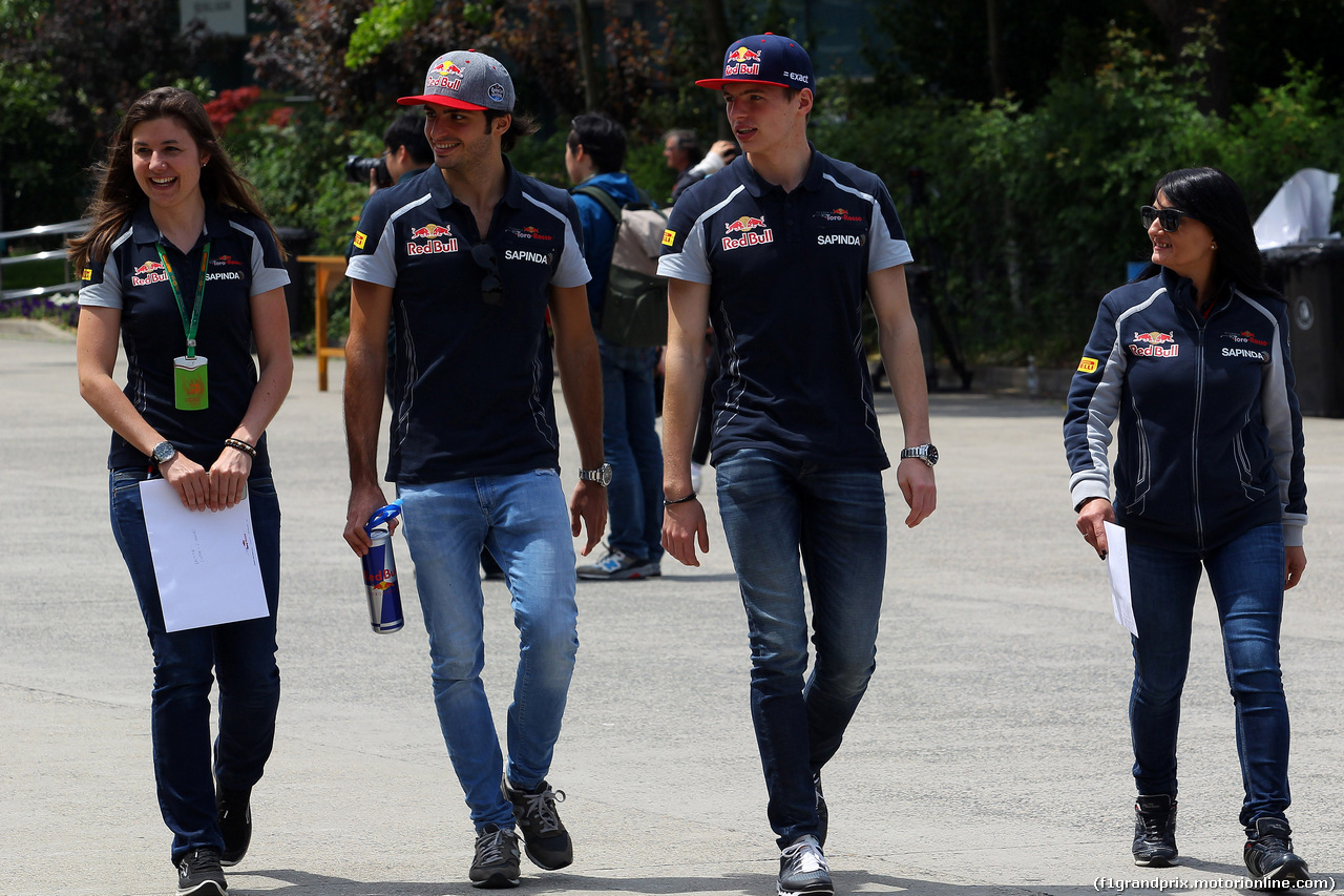 GP CINA, 17.04.2016 - Carlos Sainz Jr (ESP) Scuderia Toro Rosso STR11 e Max Verstappen (NED) Scuderia Toro Rosso STR11