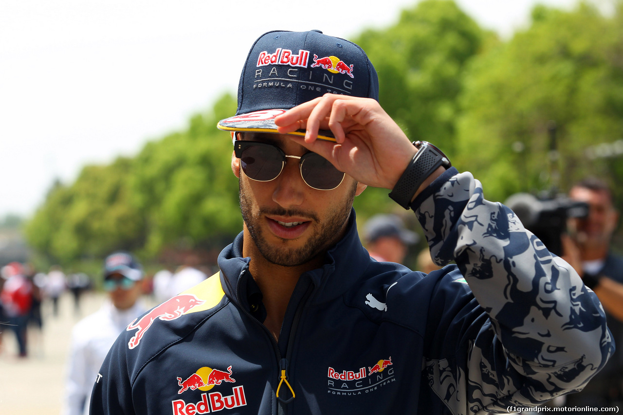 GP CINA, 17.04.2016 - Daniel Ricciardo (AUS) Red Bull Racing RB12