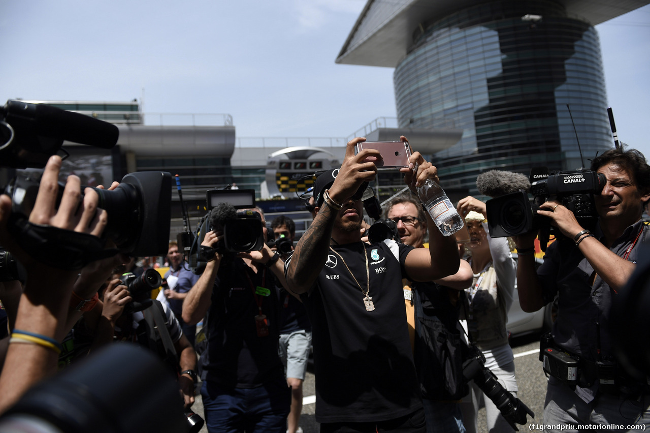 GP CINA, 17.04.2016 - Lewis Hamilton (GBR) Mercedes AMG F1 W07 Hybrid