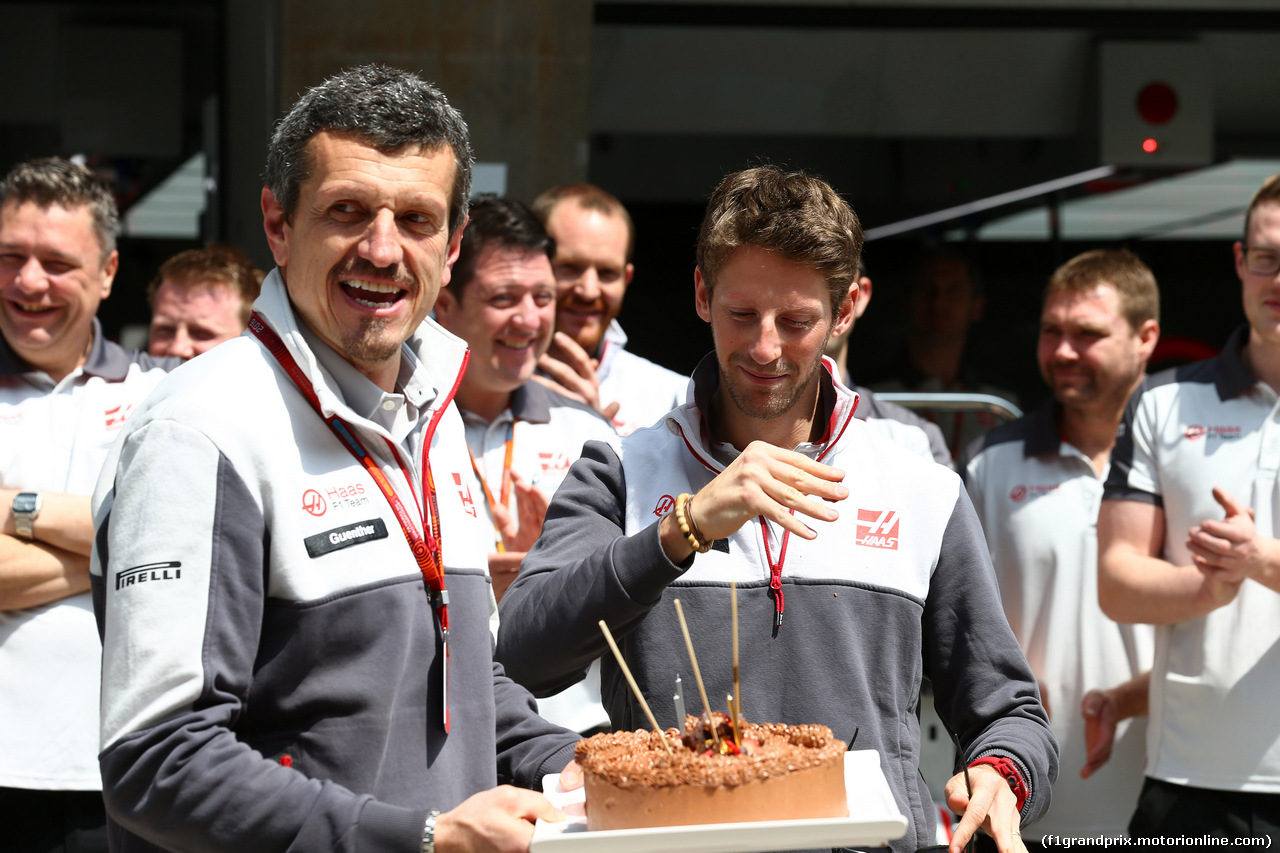 GP CINA, 17.04.2016 - Romain Grosjean (FRA) Haas F1 Team VF-16 celebrates his birthday with Guenther Steiner (ITA) Haas F1 Team Prinicipal