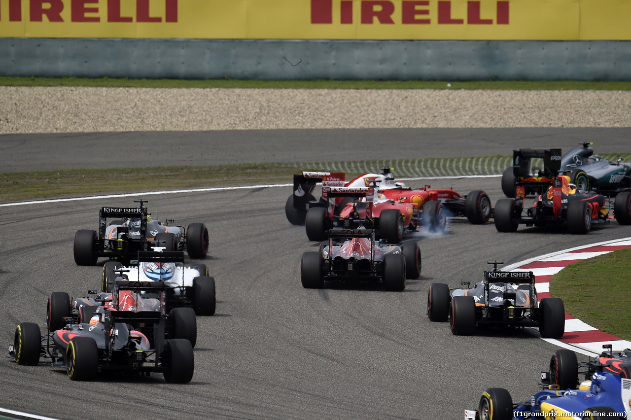 GP CINA, 17.04.2016 - Gara, Start of the race, Crash, Sebastian Vettel (GER) Ferrari SF16-H e Kimi Raikkonen (FIN) Ferrari SF16-H